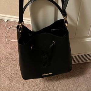 Michael kors bucket bag